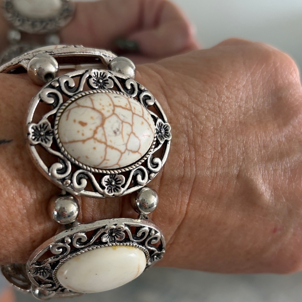 Beautiful Silver and White Stone Stretch bracelet - Picture 3 of 6